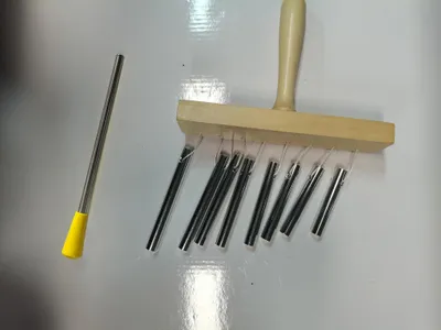 Imagen del producto de Xilófono de metal, 8 notas, con baqueta, hecho de madera de abedul y tubo de aluminio macizo. Ideal como campanilla de viento y como instrumento de percusión para principiantes