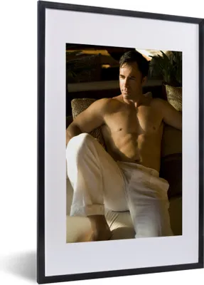 Produktbild von MuchoWow® MuchoWow® Gerahmtes Poster Ein muskulöser Mann in weißen Hosen 40x60 cm - Poster mit zchwarzem Bilderrahmen - Poster in Rahmen