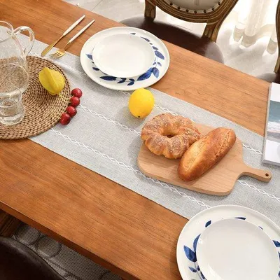 Produktbild von Ibenzoa® Tischläufer aus Baumwoll‑Leinen – rustikaler Landhausstil, 150 × 33 cm, hellgrau, strukturierte Optik, pflegeleicht & fleckenbeständig