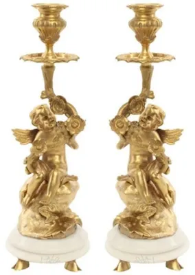 Produktbild von Casa Padrino Barock Kerzenhalter Set Engel Gold / Weiß 13,8 x 13,8 x H. 39,5 cm - Elegante Bronze Kerzenständer mit Marmorsockel - Barock Deko Accessoires - Barock Interior - Barock Möbel