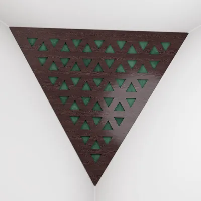 Obrázek produktu pro Balení po 2 kusech – basová past do rohů stropu „Triangle-F“ | Akustická pěna ve tvaru pyramidy s laminovanou deskou z HDF a potahem [TRI – Wenge | Zelená]