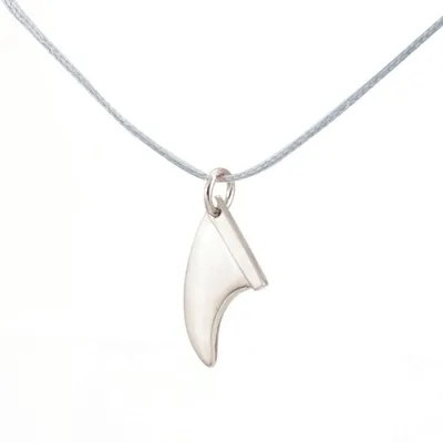 Image de Silver+Surf : bijou en argent en forme d'aileron de planche de surf