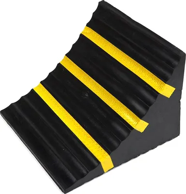 Produktbild von Unterlegkeile aus Kunststoff für kleine bis mittelgroße LKWs Gelb & Schwarz 160 mm x 240 mm x 190 mm - Gelb & Schwarz - Rubber - In - & Outdoor - Nutzung - WK003