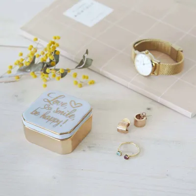Imagen del producto de Soporte para anillos Balvi, modelo "Golden Love", en cerámica