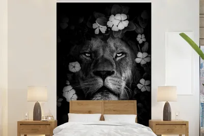 Produktbild von MuchoWow® Fototapete für Wohnzimmer oder Schlafzimmer Wandtapete Vinyl Motivtapete Löwe mit Blumen im Dschungel - schwarz und weiß - 225x350 cm - Schlafzimmer tapete