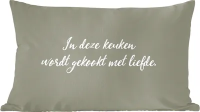 Produktbild von MuchoWow® Zierkissen Sofakissen Wohnzimmer Dekokissen 50x30 cm Sprichwörter - In dieser Küche wird mit Liebe gekocht - Zitate - Liebe - Wohnzimmerdekoration - Polster mit Photo