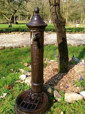 Produktbild von Wasser-Zapfstelle hübscher Standbrunnen, Stehbrunnen mit Messing-Hahn