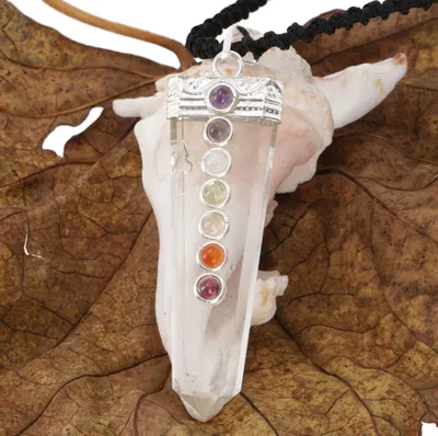 Produktbild von 7 Chakren Kristall Amulett, Weiß, Messing, 4,5*1,5 cm, Kettenanhänger, Amulette, Modeschmuck