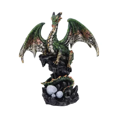 Grüner Drachen der auf einem dunklen Felsen thront. Am Fuß des Felsens befinden sich mehrere Eier.