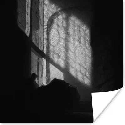 Produktbild von MuchoWow® Poster Ein Mann, der in einem hohen Zimmer liest - Gemälde von Rembrandt van Rijn 75x75 cm - Wand Dekoration
