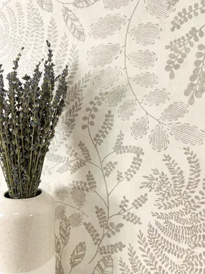 Produktbild von NEWROOM Tapete Creme Vliestapete Zweige - Mustertapete Modern Taupe Blätter Leicht glänzend Blumentapete Floral Naturzweige