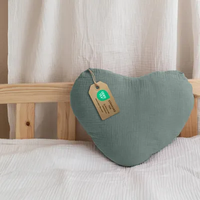 Imagen del producto de Cojín decorativo corazón verde sin volantes, sin aplicación dorada - muselina