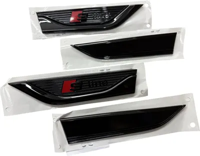 Zdjęcie produktu dla Oryginalny zestaw logo Audi Black Edition S-Line na błotnik / drzwi w kolorze czarnym do Audi A5