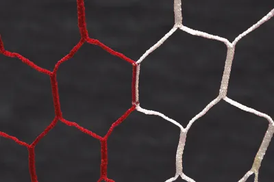 Produktbild von 4mm Fußballtornetz - Weiß & Rot - sechseckige Masche - 7,32 x 2,44 x 2 x 2 m