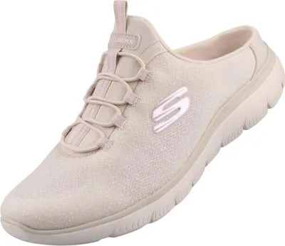 Das Bild zeigt einen beigen flachen Schuh von der Seite. Der Schuh hat eine schlichte und elegante Form mit einer leicht gewölbten Sohle.