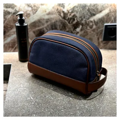 Produktbild von Canvas Kulturbeutel Herren 'Glen' - Klassische Vintage Kulturtasche, Leder, elegant, edel, nachhaltig, 5L - Marine-Blau, DR00197