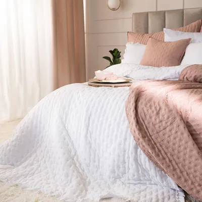 Produktbild von WERONA Tagesdecke 200x220cm Weiß mit Rüschen - Eleganz und Frische in Ihrem Schlafzimmer