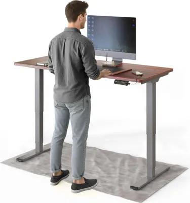 Produktbild von DESKSPACE PRO Plus Elektrisch höhenverstellbarer Schreibtisch, 140x70 cm Stehpult mit Memory-Funktion, Mahagoni Tischplatte, Graues Gestell
