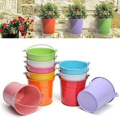 Immagine prodotto di 12 vasi da fiori sospesi in metallo da 6 cm - Cestino da fiori sospeso con manico rimovibile per balcone, giardino, complementi d'arredo (12 colori)