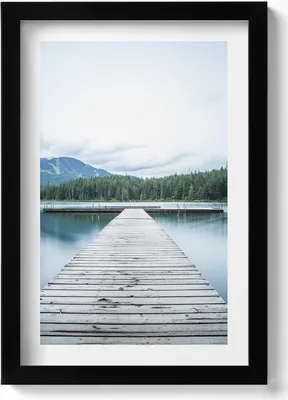 Produktbild von Holzsteg an einem See in den Bergen– Wandbild mit Rahmen – Gerahmtes Bild  – Wanddekoration – 20x30 cm – Schwarz