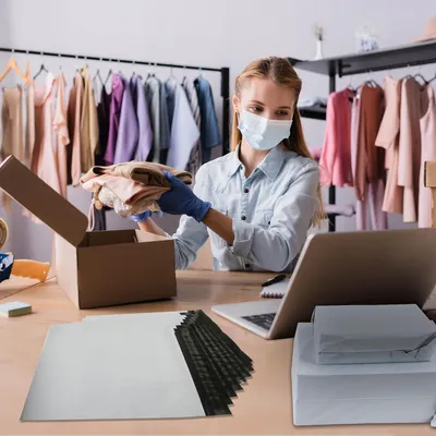 Produktbild von Undurchsichtige reißfeste Versandtaschen - Selbstklebend für Kleidung, Waren und Textilien - 100 Stück - 300 x 420 mm