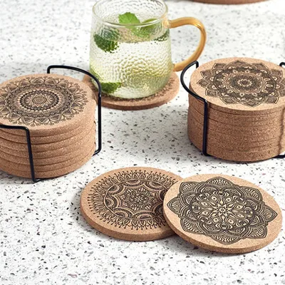 Produktbild von 12er Set Kork Untersetzer mit Halter & Mandala-Muster, Rund – Rutschfest, Hitzebeständig, Nachhaltig – Untersetzer für Gläser & Tassen
