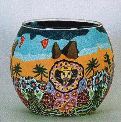 Windlicht aus Fimo-Glas mit lebendiger Szene mit Wüste Blumen Palmenbäume Berge und blauen Himmel.