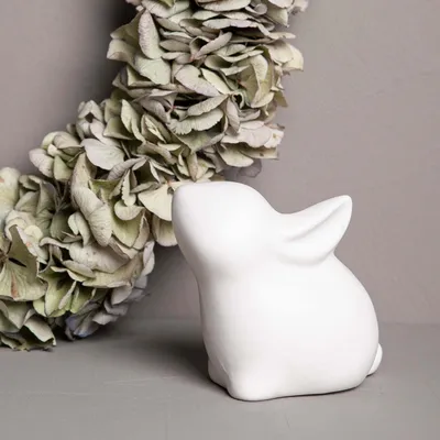 Produktbild von Stina Osterdekoration aus Keramik im minimalistischen Design, weiß, 9 x 6 x 8 cm