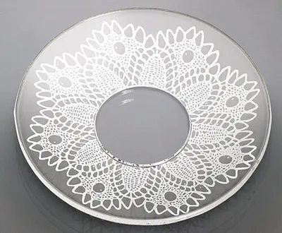 Produktbild von Glas-Kerzenmanschette - Tropfenfänger aus unserer Traditional-Linie für Kerzen bis Ø 25 mm. Der Außendurchmesser der Kerzenmanschette beträgt Ø 70 mm. Hergestellt in Handarbeit aus klarem Glas. Schützt vor herablaufendem Wachs auf Ihrem gedeckten Tisch.