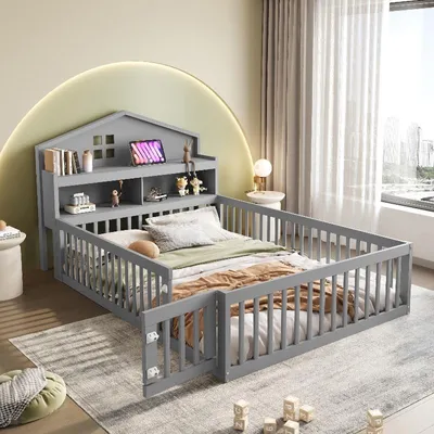 Zdjęcie produktu dla Łóżeczko dziecięce 140x200 z litego drewna, w kolorze szarym, z barierką, drzwiczkami, półką i miejscem do przechowywania. Domek dziecięcy z łóżkiem z listewkami i tablicą do pisania kredą