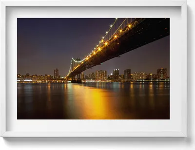 Produktbild von Beleuchtete Brooklyn Bridge in New York– Wandbild mit Rahmen – Gerahmtes Bild  – Wanddekoration – 70x50 cm –  Schwarz Rahmen