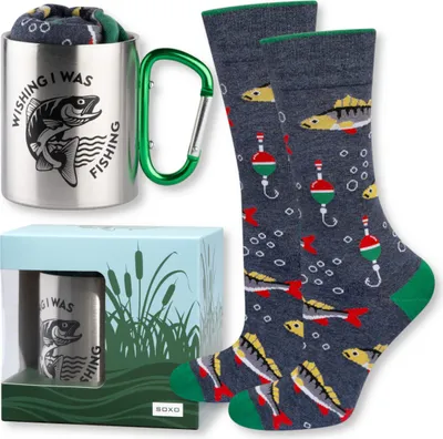 Produktbild von Set: Metallbecher für Angler + Herrensocken aus Baumwolle mit Motiv "Angler" Gr. 40-45 von SOXO, Geschenk für Männer zum Geburtstag