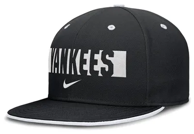 Produktbild von Nike Mlb New York Yankees Primetime Dri-fit True Structured Round Bill Fitted Kappe Schwarz 7 1/4 Schwarz 7 1/4