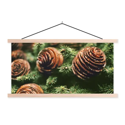 Produktbild von MuchoWow® Textilposter Eine Nahaufnahme von Tannenzapfen am Weihnachtsbaum 60x30 cm mit holzfarbenen Rahmen - Dekoration