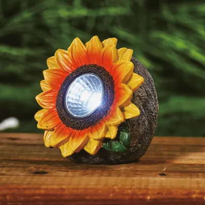 Produktbild von Solarbetriebene Sonnenblumen-Gartenleuchte – 2 weiße LEDs – Kaltweiß – 5 x 8 x 8,6 cm – Solarbetrieben – Schaltet sich bei Dämmerung automatisch ein – Dekorative Außenbeleuchtung für Garten und Balkon [11762C]