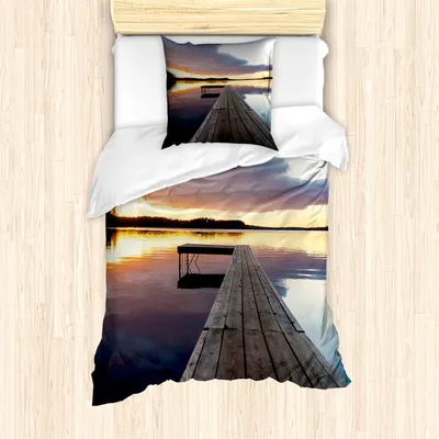 Produktbild von ABAKUHAUS Landschaft Mantele, Rustikale Pier Sunset Lake, Milbensicher Allergiker geeignet mit Kissenbezügen, 135 cm x 200 cm - 80 x 80 cm, Mehrfarbig
