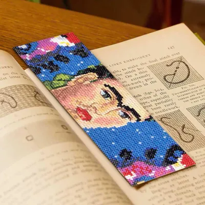 Produktbild von DMC Lesezeichen Kreuzstich Stickpackung "Der Rahmen von Frida Kahlo", Zählmuster, 15x30cm