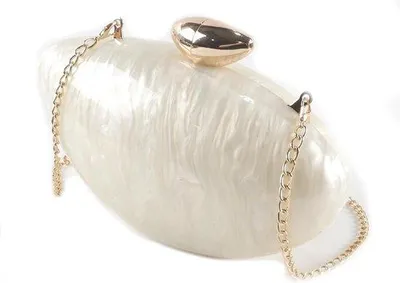 Productafbeelding van Shellvormige Acryl Clutch - Glanzend Perlewit met Gouden Sluiting