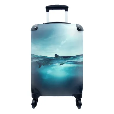 Produktbild von MuchoWow® Koffer Handgepäck Trolley Rollkoffer Kleine Reisekoffer mit 4 Rollen - Meer - Hai - Blau - Cabin Size < 55x40x23 cm & 55x40x20 cm - Fotokoffer - Kabinenkoffer - Boardgepäck - Reise-Box - Reisekoffer - Reisegepäck - Koffer mit Bild - Trolley für Kinder