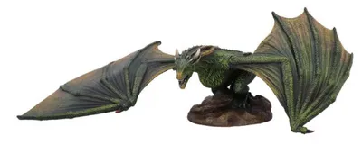 Drachen der auf Felsen steht. Hat Flügel weit ausgebreitet was ihm imposantes Aussehen verleiht.