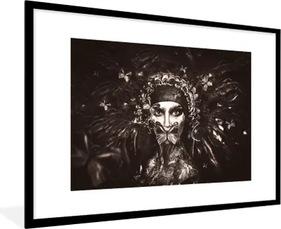 Produktbild von MuchoWow® Gerahmtes Poster Frau - Schwarz - Weiß - Luxus 90x60 cm - Poster mit Schwarzem Bilderrahmen Wandposter Rahmen Foto Bilder - Wanddekoration - Fotos