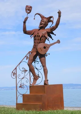 Produktbild von Casa Padrino Luxus Deko Narren Skulptur auf Treppe Rost 110 x 112 x H. 277 cm - Garten Deko Narrenfigur - Große Stahl Skulptur - Garten Skulpturen - Metall Skulpturen