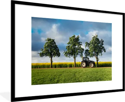Produktbild von MuchoWow® Gerahmtes Poster Traktor - Baum - Blumen 90x60 cm - Poster mit Schwarzem Bilderrahmen Wandposter Rahmen Foto Bilder - Wanddekoration - Fotos