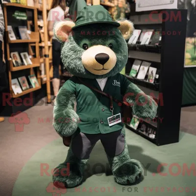 Obrázok produktu pre Maskot spoločnosti REDBROKOLY je lesný zelený medveď, ktorý je oblečený v grafickom tričku a má na sebe vreckovky