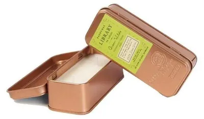 Zdjęcie produktu dla Paddywax Library, świeca zapachowa "Oscar Wilde", 2 knoty, w metalowym pojemniku (70 g)