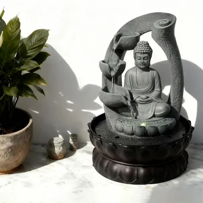 Produktbild von Buddha Statue - Tischbrunnen - LED-Beleuchtung - Indoor Zen-Wasserfall - Harz - EU-Stecker 220–240 V - IPX8 - 21×28 cm - Grau