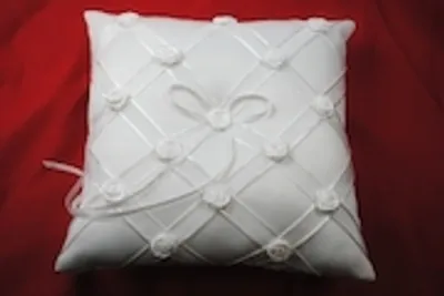 Produktbild von Ringkissen Hochzeitskissen 20x20cm weiss, mit Satinröschen