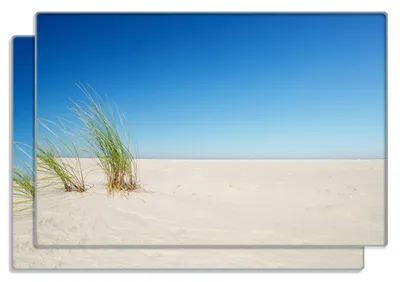 Produktbild von Wallario Frühstücksbrettchen 2er Set aus Glas, je 20 x 30 cm, mit rutschfesten Füßen, Motiv Sandstrand unter blauem Himmel