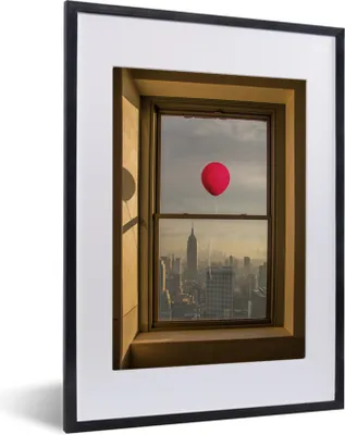 Produktbild von MuchoWow® MuchoWow® Gerahmtes Poster Roter Ballon fliegt an Fenster in New York vorbei 30x40 cm - Poster mit zchwarzem Bilderrahmen - Wandposter Schlafzimmer
