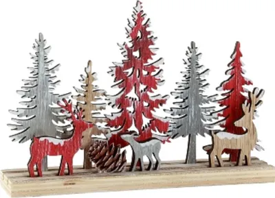 Eine hölzerne Weihnachtsdekoration, die eine winterliche Waldlandschaft darstellt.